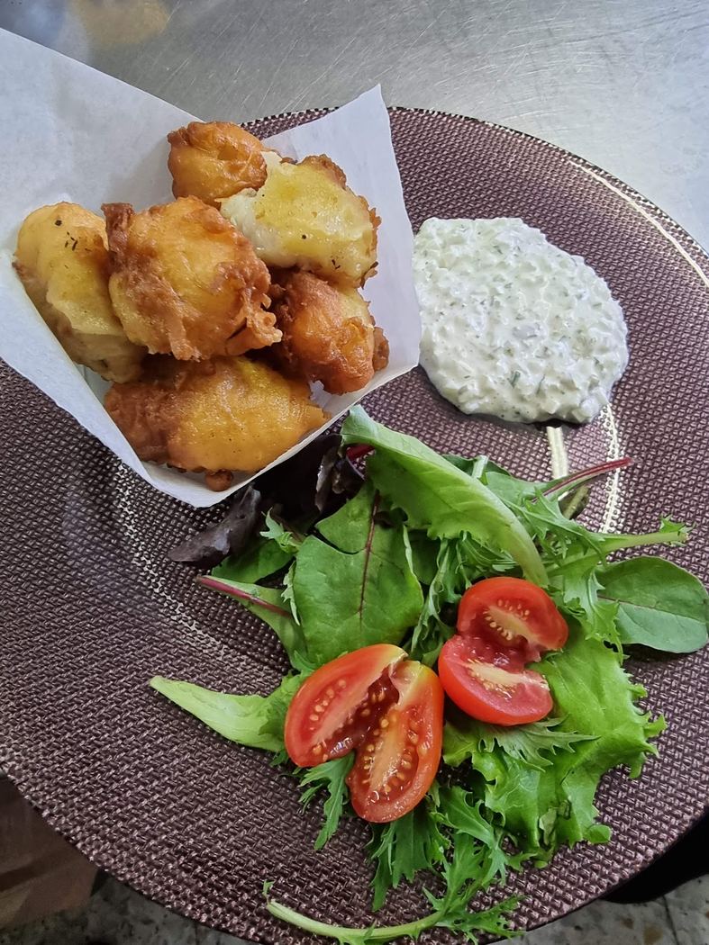 Buñuelos de Bacalao con Ensalada Mixta, un entrante clásico de pescado.