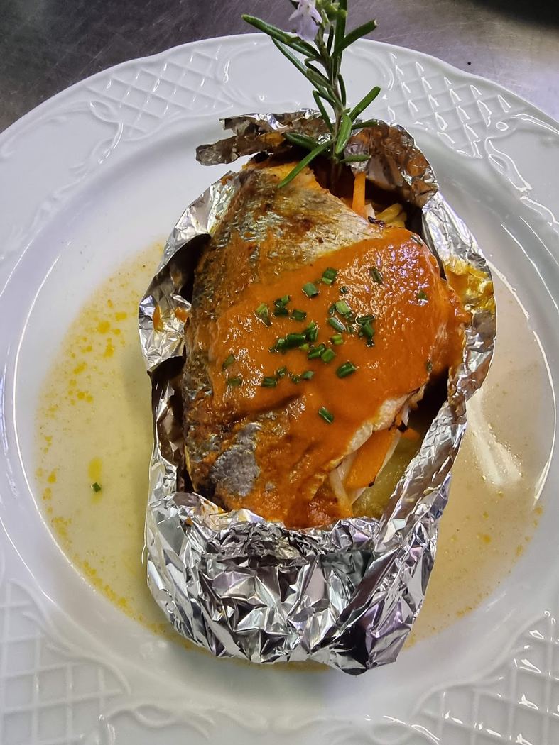 Pescado al Horno en Papillote con Salsa, un plato principal fresco y jugoso.